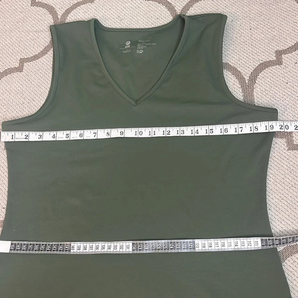 JOY collection clean boss Luxe Performance Ultra-Smooth Power v-neck Tank top - Picture 3 of 7